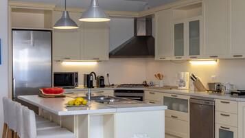 Vila | Espaço de cozinha compartilhada | Geladeira grande, micro-ondas, fogão, cooktop