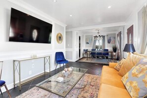 Living area - Luxury Home - 7mins LAX/Beach, 405/SoFi nearby (Hawthorne)