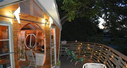 Cozy Tropical Treehouse on Lake Conroe w/ firepit, kayaks