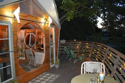 Cozy Tropical Treehouse on Lake Conroe w/ firepit, kayaks