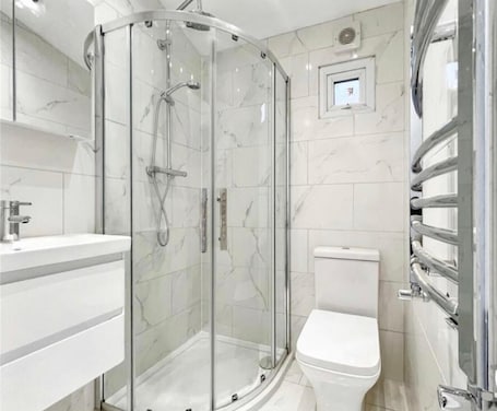 Shower, hair dryer, towels, toilet paper. Private studio Apartment/Flat in London