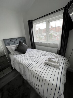 1 bedroom, iron/ironing board, WiFi, bed sheets - Private studio Apartment/Flat in London  (London)