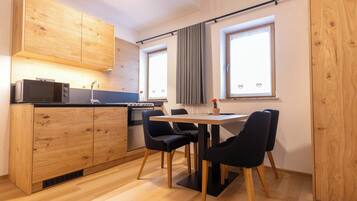 Apartamento galeria | Área de estar | Smart TV 42 polegadas com canais a cabo, pisos aquecidos