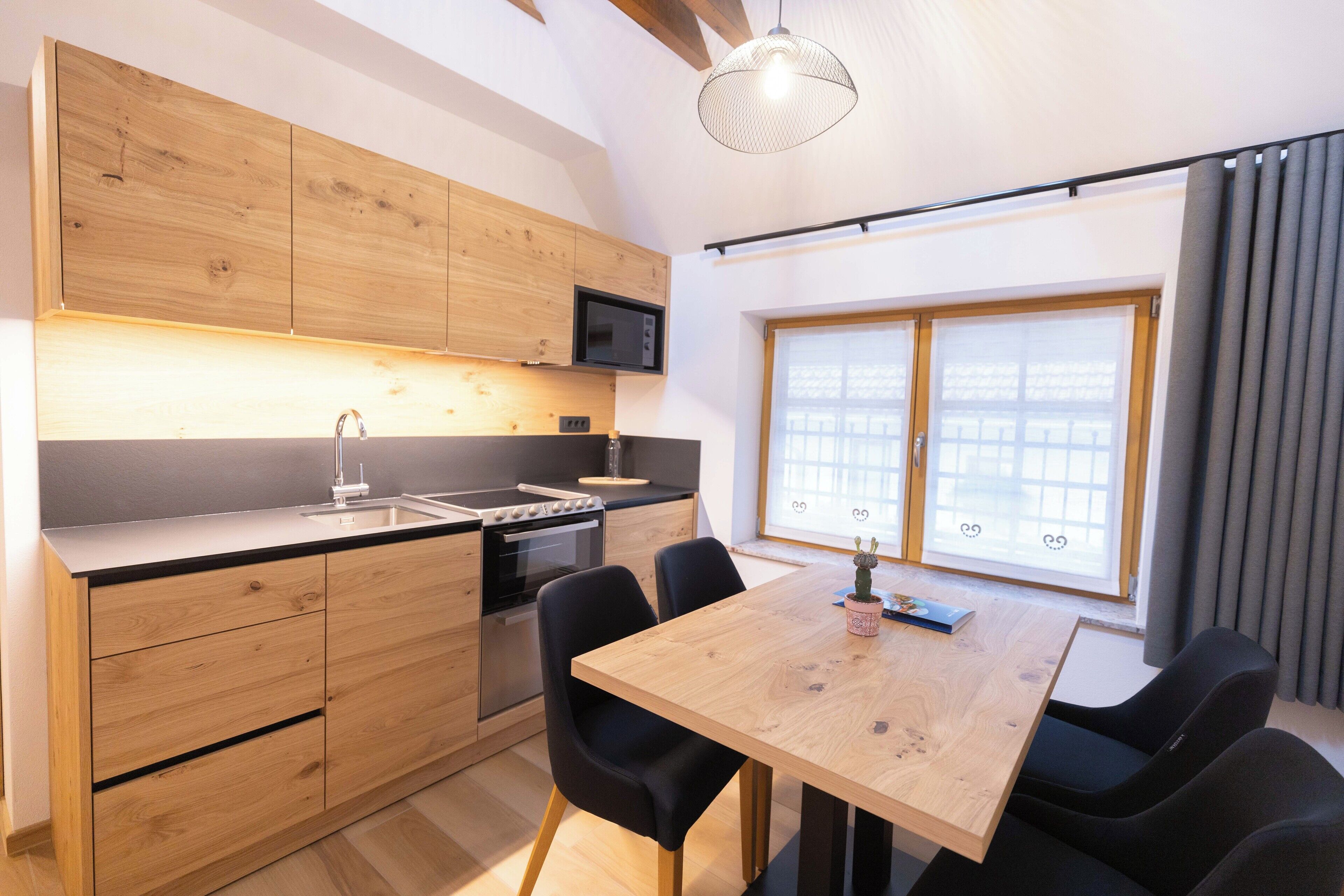 Apartamento familiar | Zona de estar | Smart TV de 42 pulgadas con canales por cable, suelo radiante