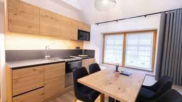 Departamento familiar | Área de sala de estar | Smart TV de 42 pulgadas con canales por cable y piso con calefacción