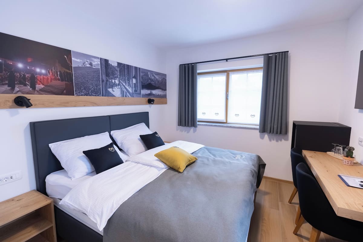 1 kamar tidur, seprai premium, minibar, dan meja kerja