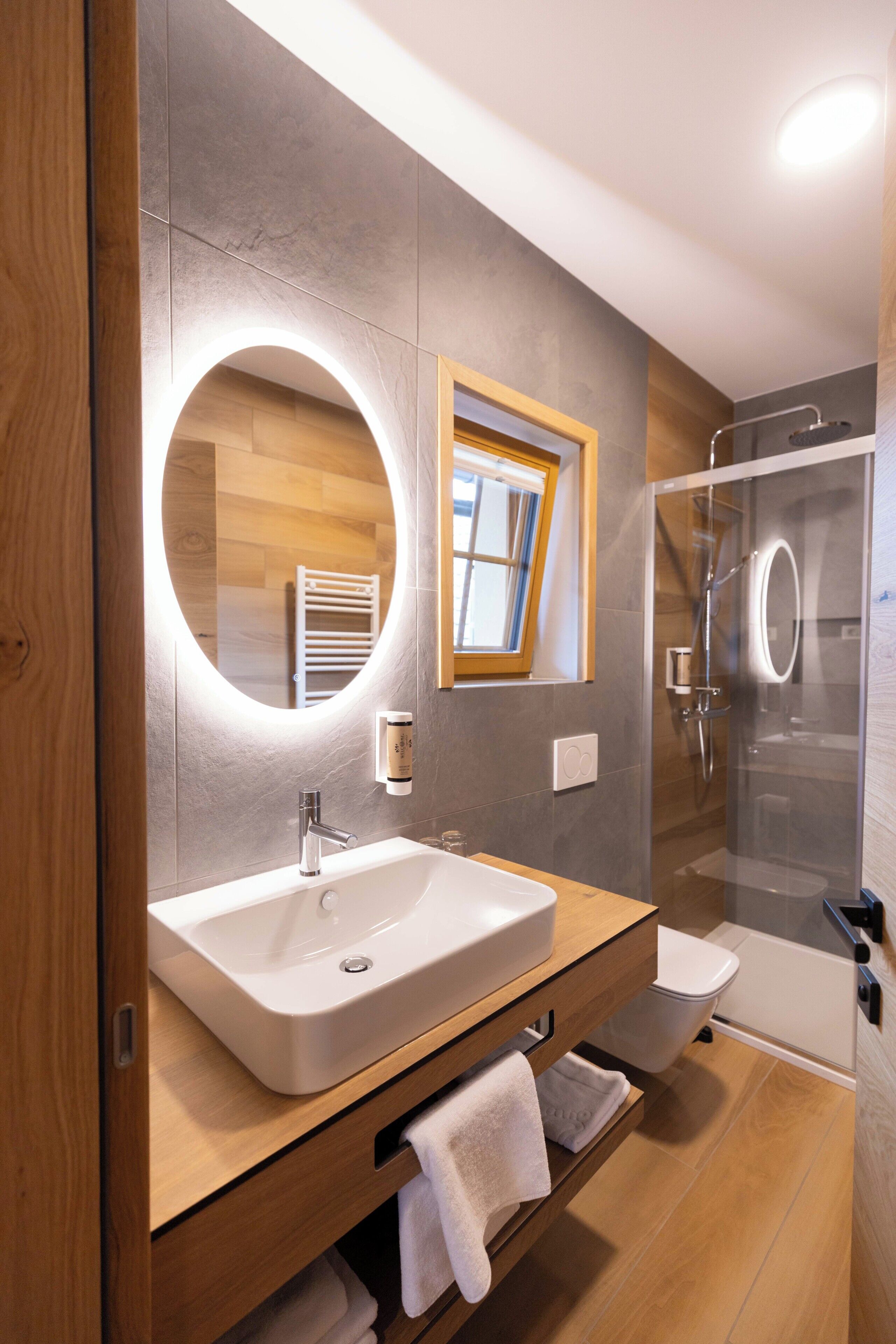 Comfort Double or Twin Room | Bathroom | Shower, rainfall showerhead, free toiletries, hair dryer