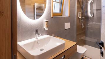 Comfort Double or Twin Room | Bathroom | Shower, rainfall showerhead, free toiletries, hair dryer