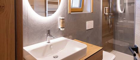 Chambre Confort Double ou avec lits jumeaux | Salle de bain | Douche, douche à « effet pluie », articles de toilette gratuits