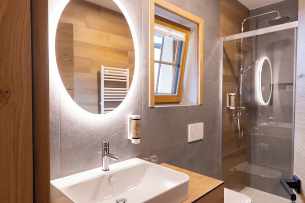 Comfort Double or Twin Room | Bathroom | Shower, rainfall showerhead, free toiletries, hair dryer
