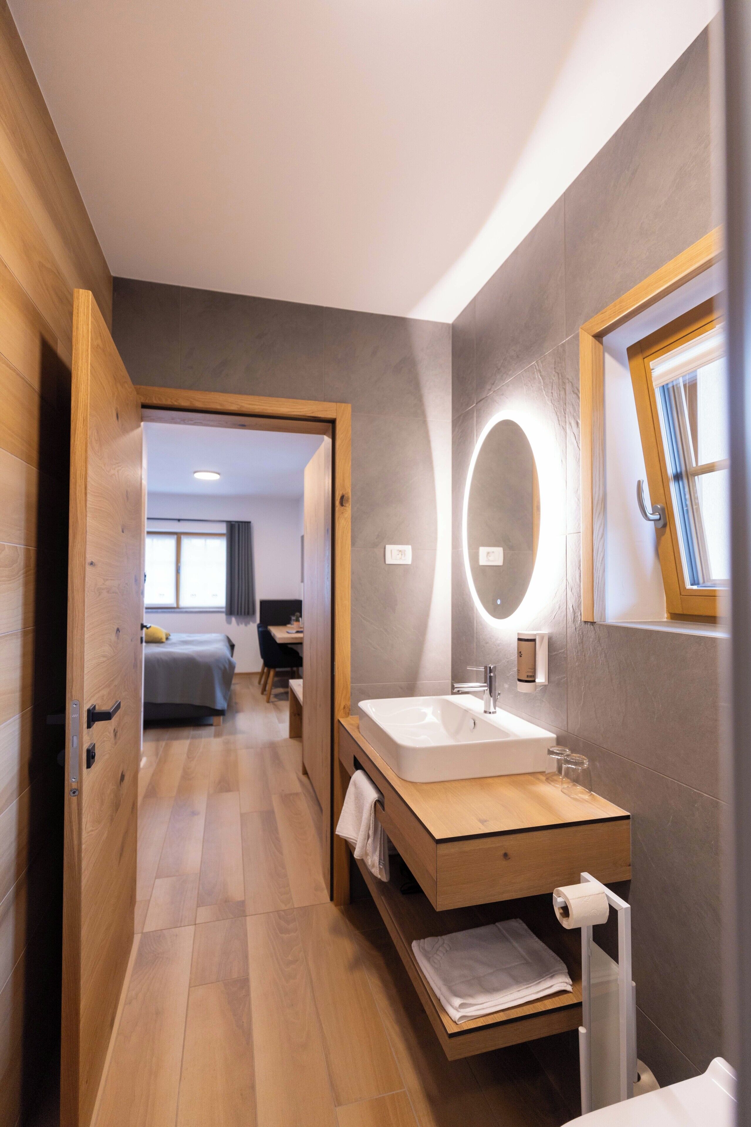 Comfort kamer, 1 twee- of 2 eenpersoonsbedden | Badkamer | Een douche, een regendouche, gratis toiletartikelen, een haardroger