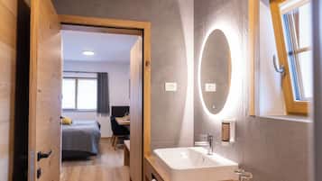 Comfort kamer, 1 twee- of 2 eenpersoonsbedden | Badkamer | Een douche, een regendouche, gratis toiletartikelen, een haardroger