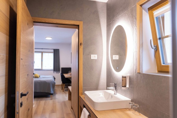 Comfort Double or Twin Room | Bathroom | Shower, rainfall showerhead, free toiletries, hair dryer