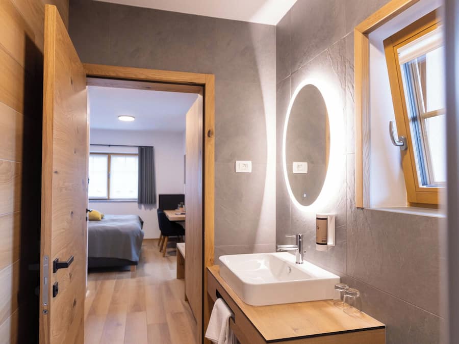 Camera Comfort con letto matrimoniale o 2 letti singoli | Bagno | Doccia, soffione a pioggia, set di cortesia gratuito, asciugacapelli