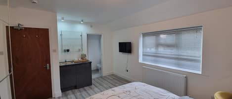 1 bedroom, desk, iron/ironing board, WiFi