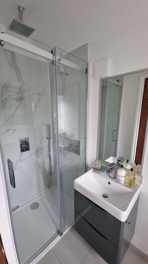 Een douche, een haardroger, handdoeken, zeep