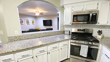 Kjøleskap, mikrobølgeovn, ovn og kokeplater