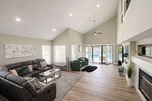 Smart TV, fireplace - Vegas Heated Pool+Spa Oasis, 15 Min to Strip (Henderson)