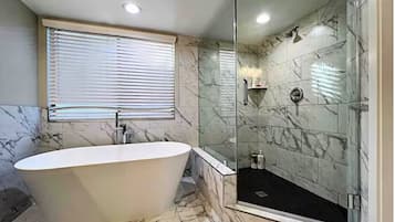 Dusj, hårføner, bidé og håndklær