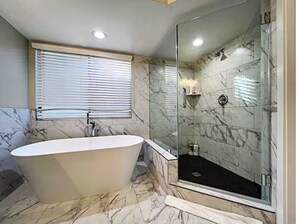 Dusche, Haartrockner, Bidet, Handtücher