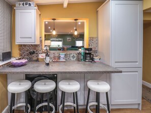 Fridge, dishwasher, electric kettle, toaster - The Seaside House (Saltburn-by-the-Sea)