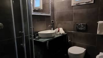 Classic Double Room | Bathroom | Shower, rainfall showerhead, free toiletries, hair dryer