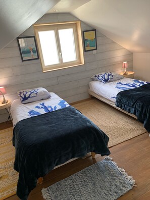 2 slaapkamers, een bureau, een strijkplank/strijkijzer, reisbedje