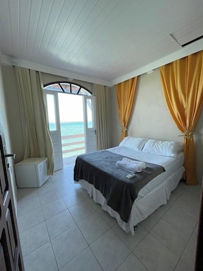 Cortinas blackout, cuna de viaje, wifi gratis y ropa de cama