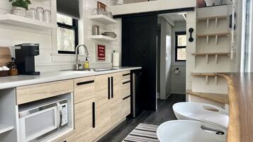 Een koelkast, een magnetron, een kookplaat