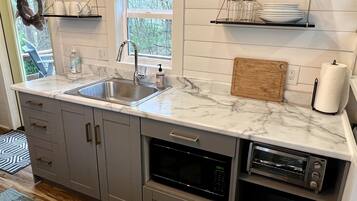 Een koelkast, een magnetron, een kookplaat