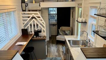 Refrigerador, microondas, parrilla de estufa y cafetera y tetera