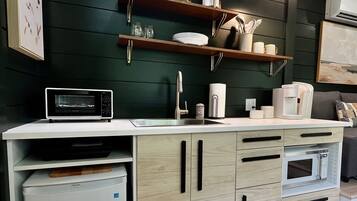 Réfrigérateur, micro-ondes, plaque de cuisson, cafetière/bouilloire