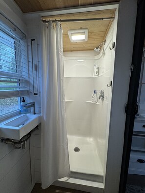 Dusj, hårføner og håndklær