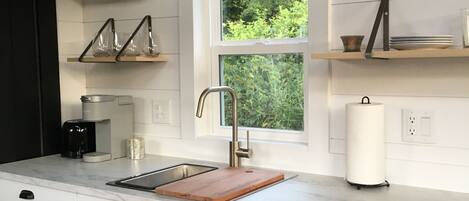 Kylskåp, mikrovågsugn, spishäll och kaffe- och tebryggare