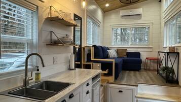 Réfrigérateur, micro-ondes, plaque de cuisson, cafetière/bouilloire