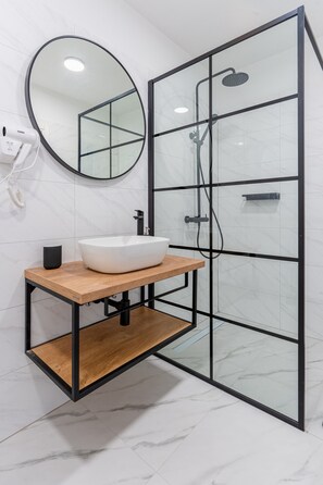 Shower, hair dryer, towels