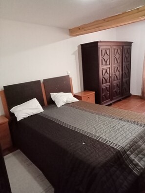 2 quartos, ferros/tábuas de passar roupa, Wi-Fi, roupa de cama