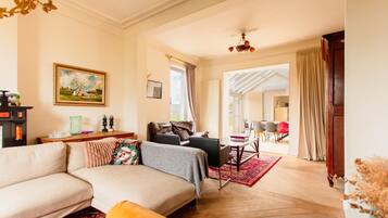 Älytelevisio, takka, pöytätennispöytä, stereot