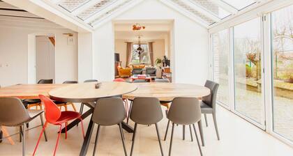 13P 5B Beautiful mansion with swimmingpool and jacuzzi