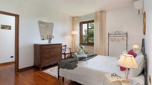 3 slaapkamers, een strijkplank/strijkijzer, gratis wifi, beddengoed