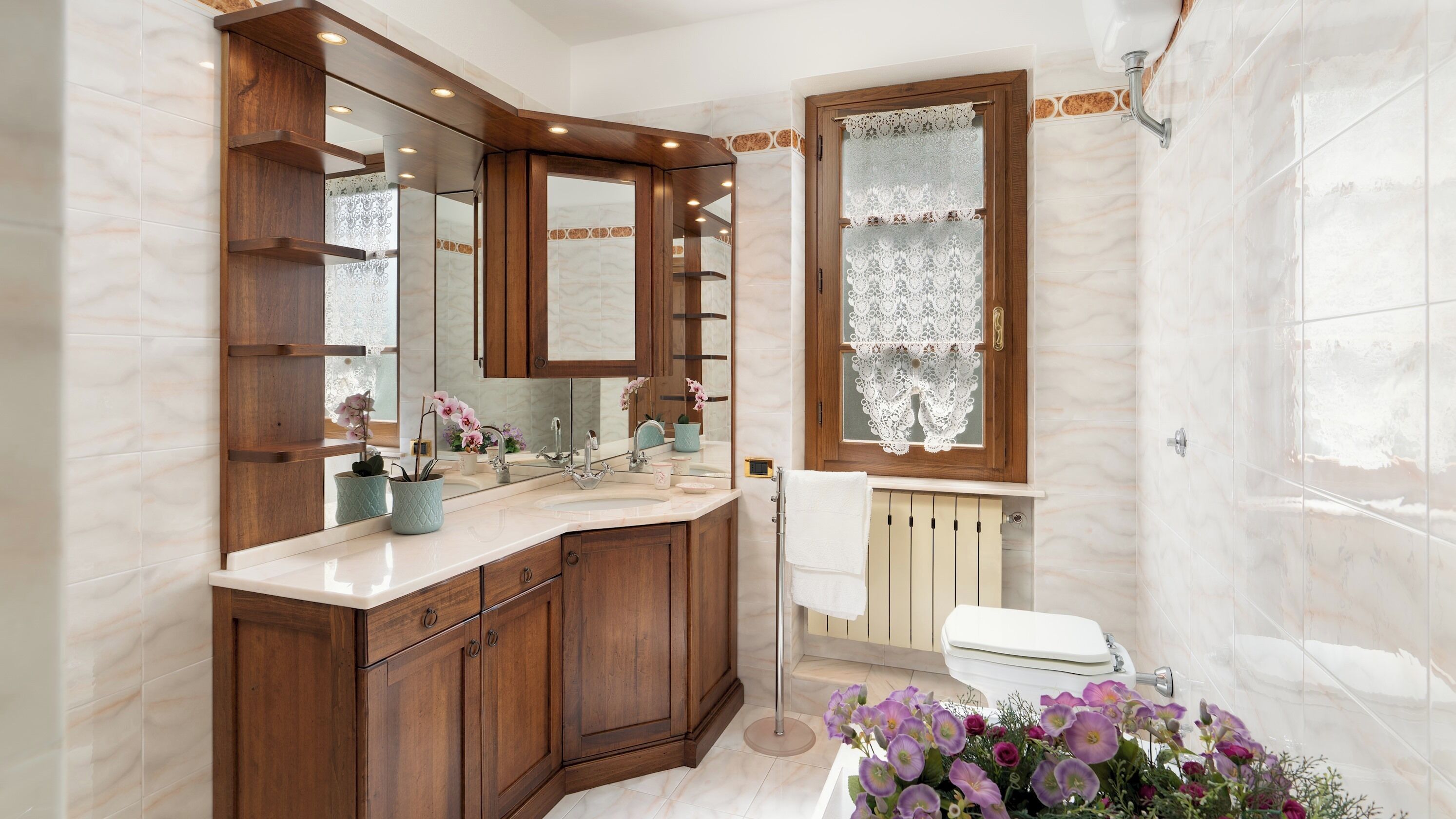 Baignoire, sèche-cheveux, bidet, serviettes fournies