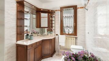 Baignoire, sèche-cheveux, bidet, serviettes fournies
