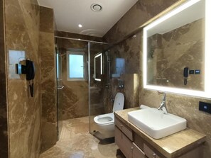 Dusche, Haartrockner, HandtĂŒcher, Seife