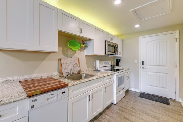 Fridge, microwave, stovetop, dishwasher