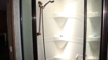 Handtücher, Seife, Shampoo, Toilettenpapier
