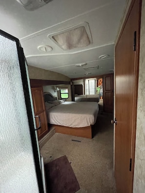1 bedroom, WiFi, bed sheets - Cozy Mountain Camper  (Hayesville)