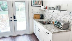 Kühlschrank, Kochgeschirr/Geschirr/Besteck, Küchenrolle