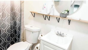 Towels, toilet paper - Cozy Casita & outdoor patio. Peaceful garden view. (Sarasota)