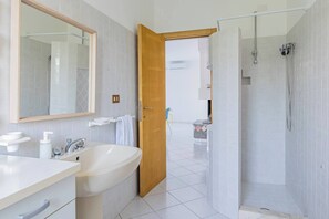 Een douche, een haardroger, handdoeken, zeep