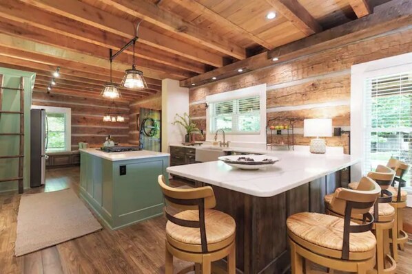 Mikroaaltouuni, uuni, liesi, astianpesukone